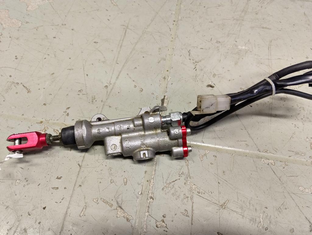 honda cr 125 en cr 250 van '02-'07 rempomp achteraan, Ophalen of Verzenden, Gebruikt