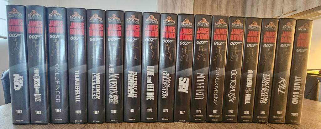 The Classic Bond Collection. 17 stuks VHS + 6 Losse VHS, Enlèvement, Comme neuf