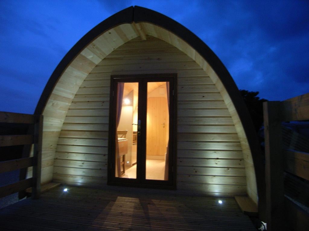Megapod houten stacaravan, Caravans en Kamperen, Caravans, Particulier, 2 aparte bedden, Douche, Tot en met 4