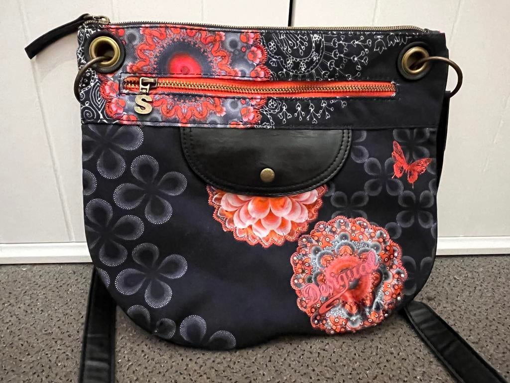 Desigual  schoudertas zwart met bloemen 👜🌺🦋🌸👜, Enlèvement, Comme neuf, Noir, Autres marques