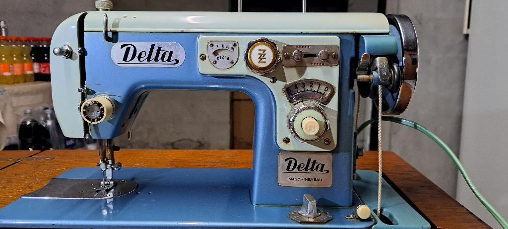 Mooie, zeldzame, antieke naaimachine "DELTA", Ophalen