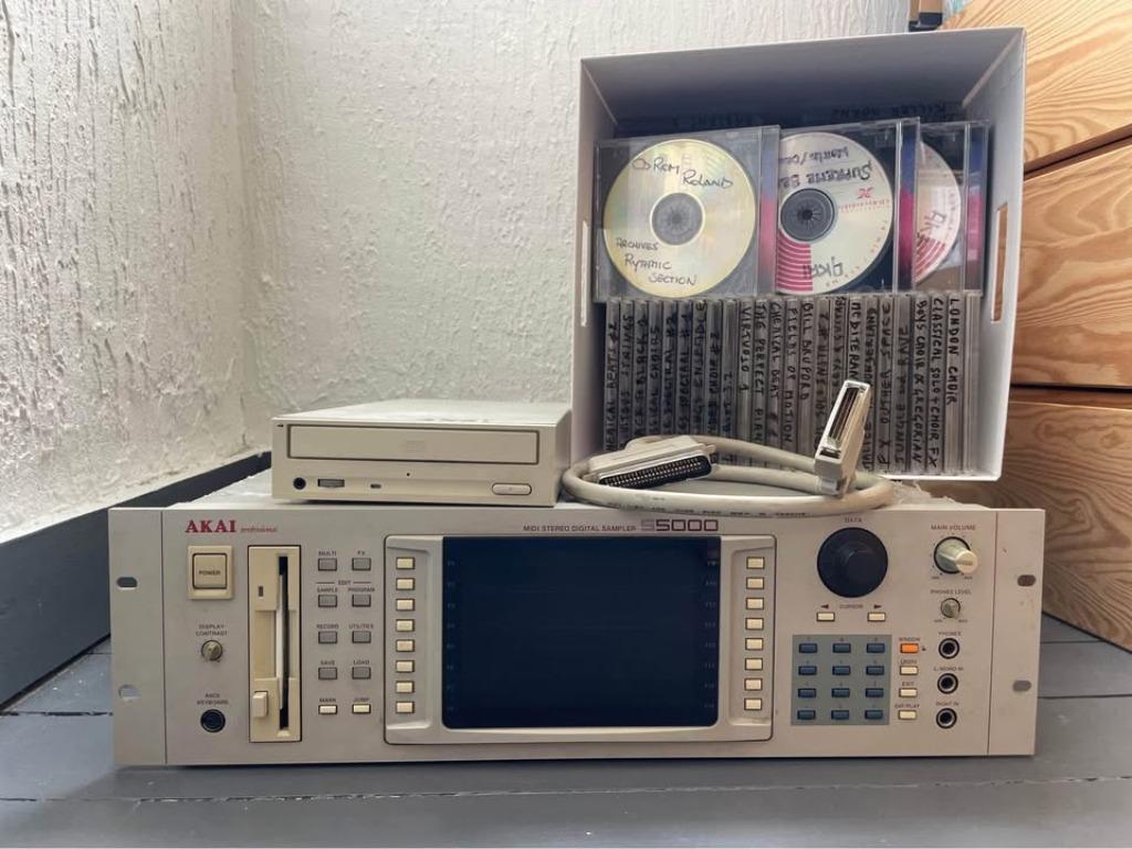 Akai s5000 + SCSI cd rom drive + 100 cd, Enlèvement, Utilisé