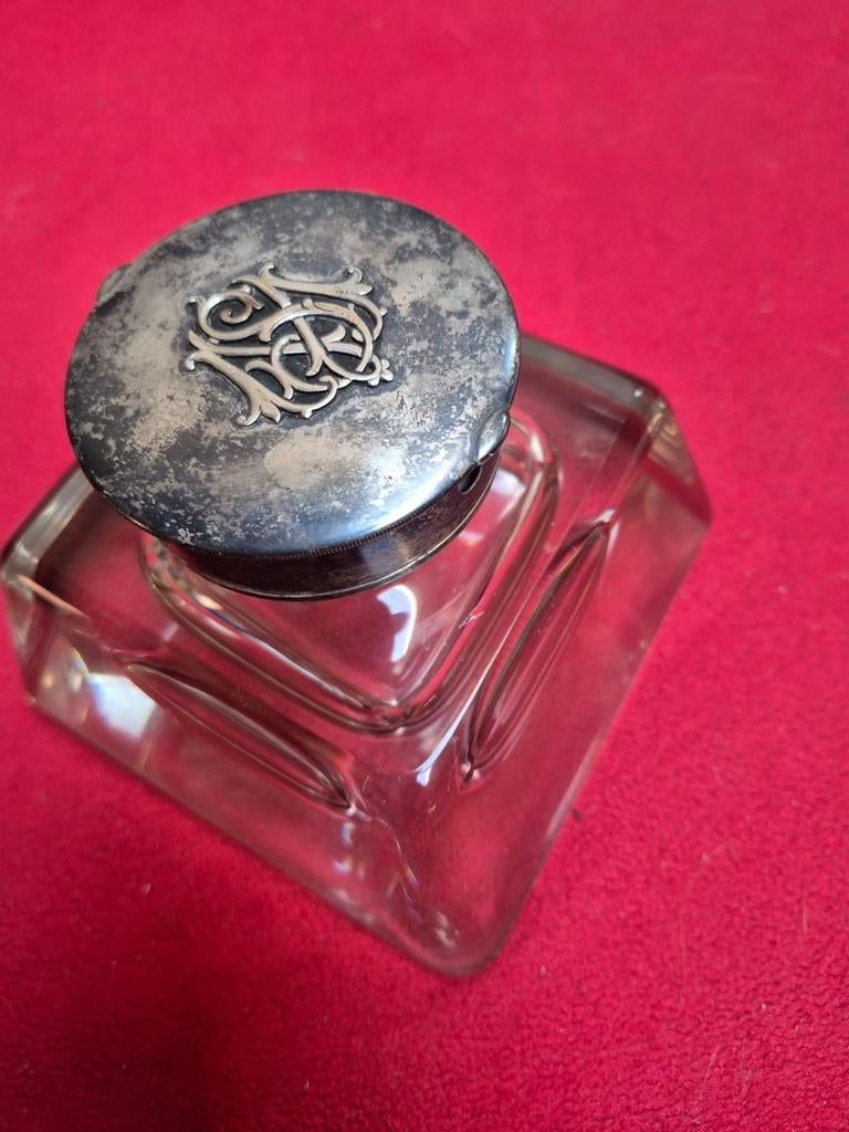 Inktpot in massief kristal, Ophalen