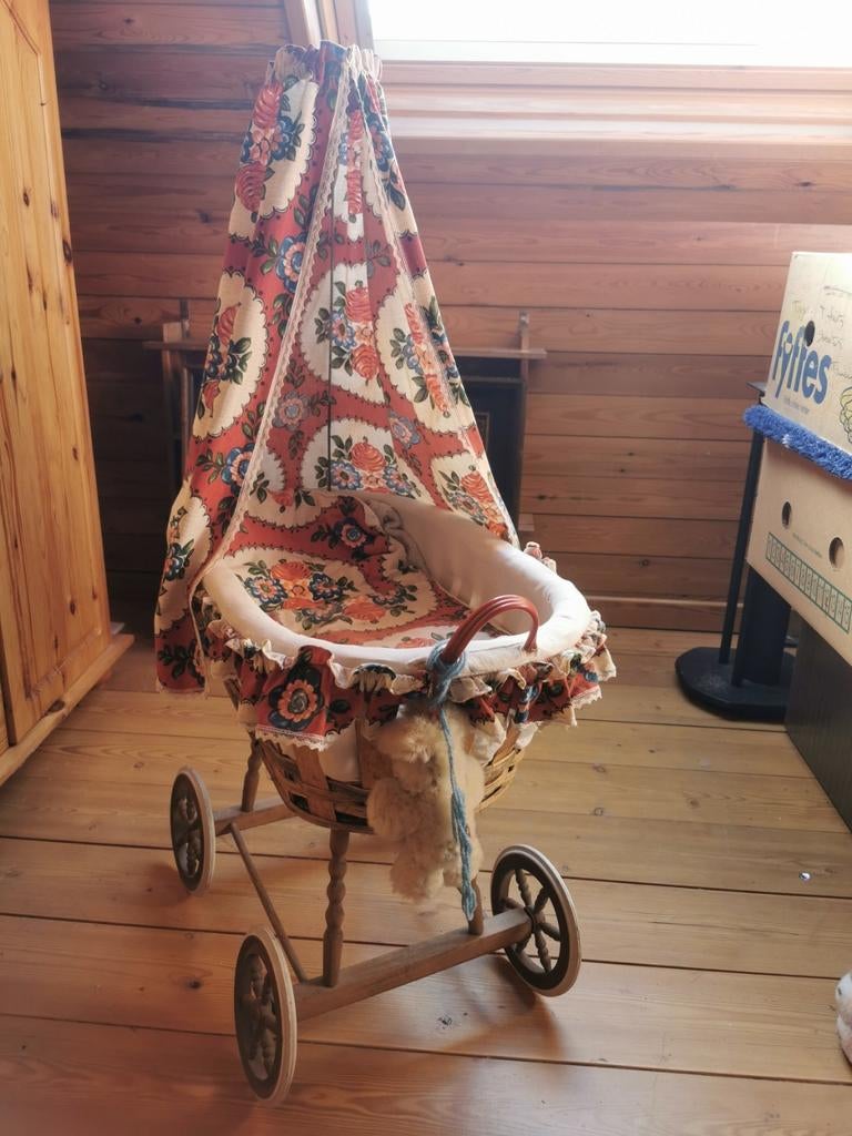 Très joli berceau de carrosse de poupée ancien, Enlèvement ou Envoi, Utilisé