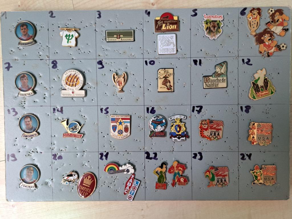 Pin's pins bij de doos zie foto's en nieuws/lees de aankondi, Ophalen of Verzenden