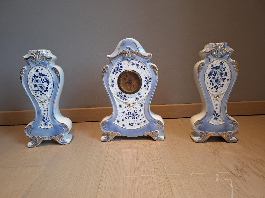 Schouwgarnituur: pendule en twee cassolettes, Ophalen