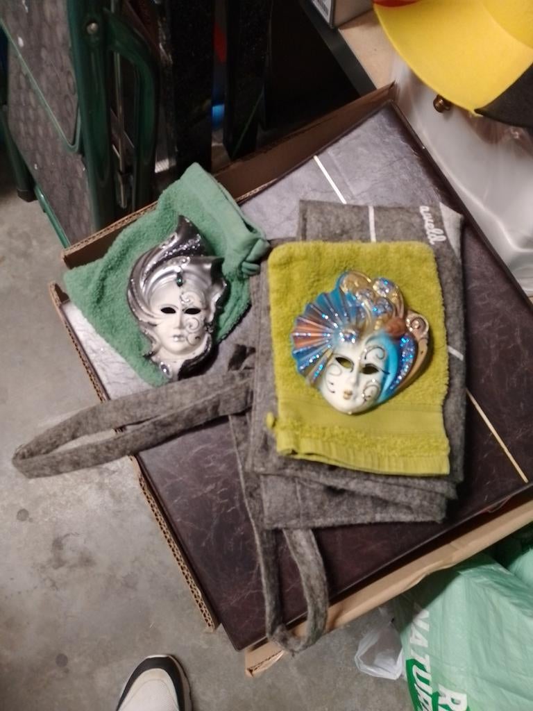 Twee Venetiaanse maskers, Ophalen