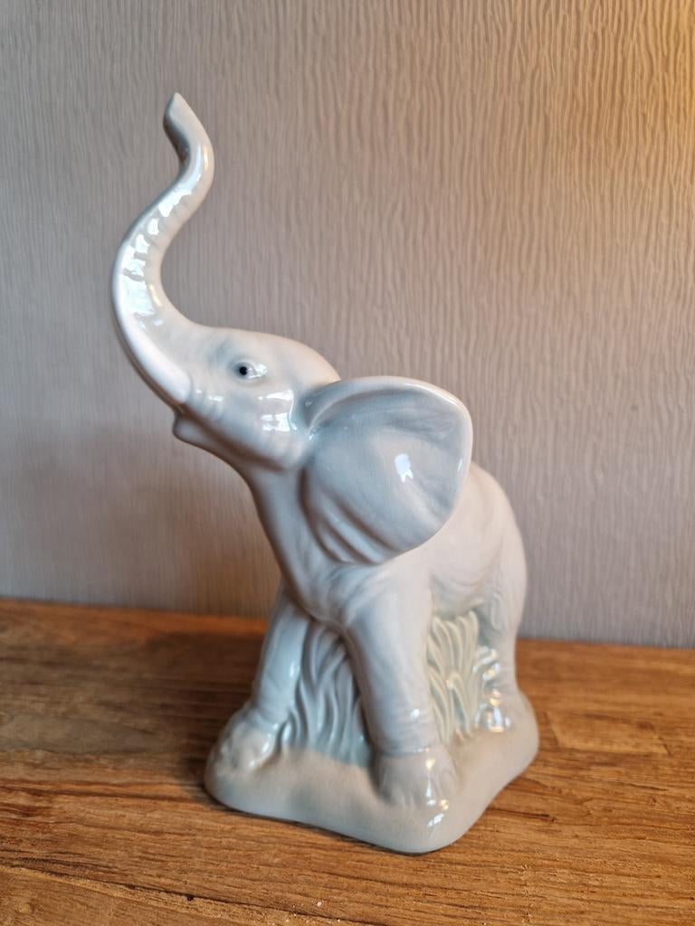 Spaans porselein olifant M. Requena, Enlèvement ou Envoi, Comme neuf