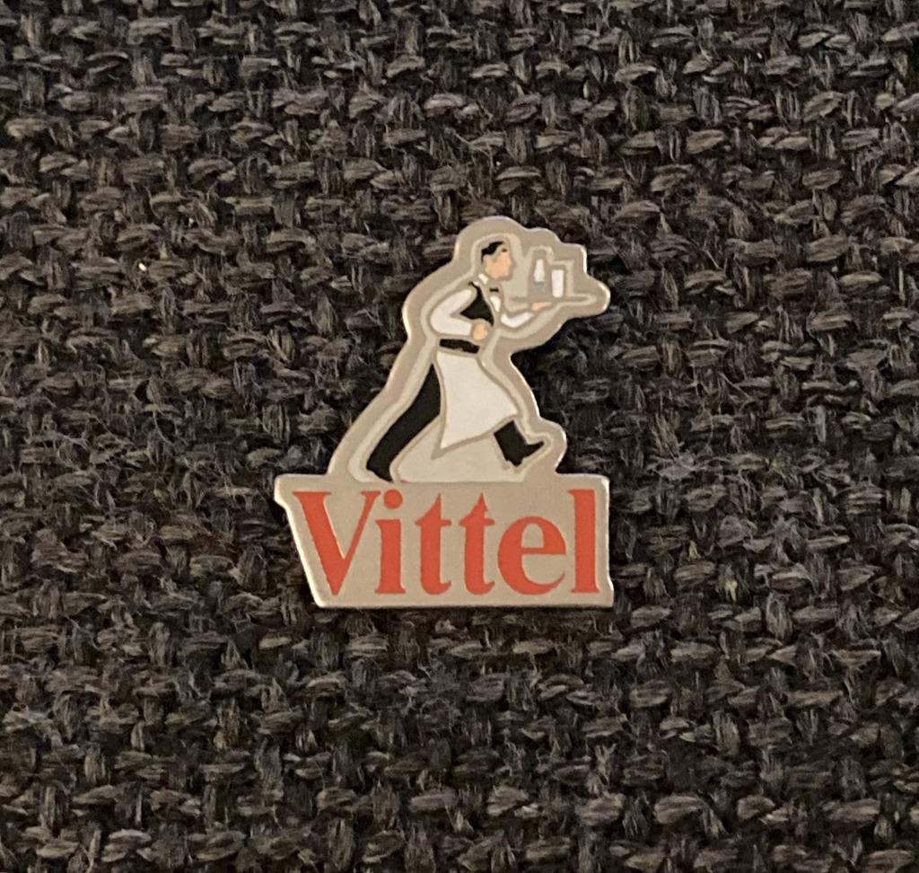 PIN - VITTEL - WATER - EAU MINERALE, Envoi, Utilisé, Marque, Insigne ou Pin's