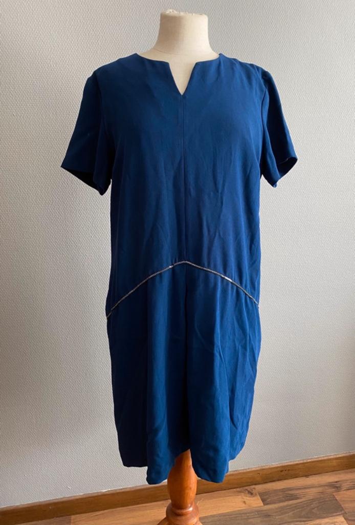 Donkerblauwe jurk Giovane maat 44, Kleding | Dames, Maat 42/44 (L), Zo goed als nieuw, Giovane, Onder de knie