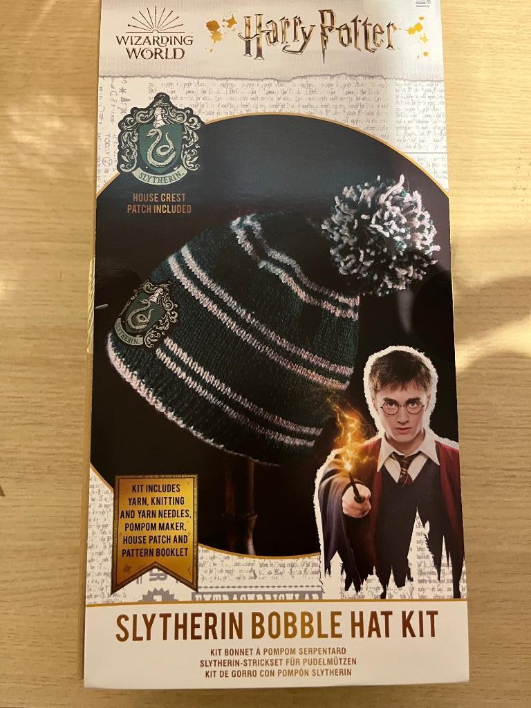 Harry Potter - Slytherin pomponmuts- breiset, Ophalen of Verzenden, Nieuw, Breien, Wol of Garen