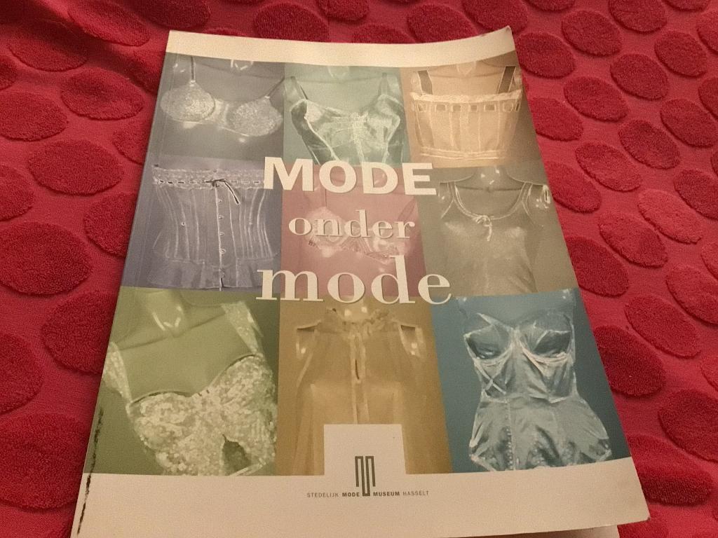 Boek Mode onder mode 1997 Hasselts erfgoed, Boeken, Ophalen of Verzenden