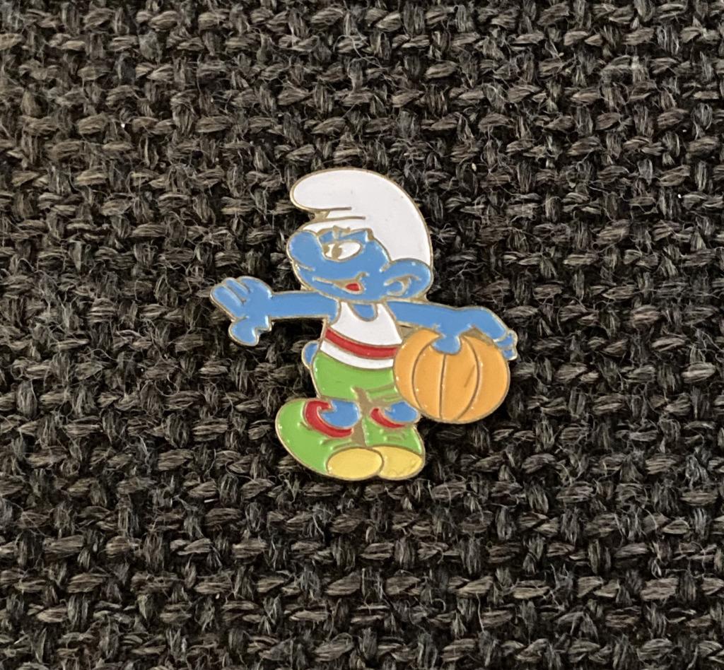 PIN - SMURF - DE SMURFEN - SCHTROUMPF - BASKET - BASKETBAL, Verzenden, Gebruikt, Figuurtje, Speldje of Pin