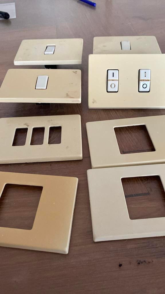 Ticino schakelaars met afdekplaatjes. Alles gebruikt, Doe-het-zelf en Bouw, Elektriciteit en Kabels, Ophalen, Zo goed als nieuw