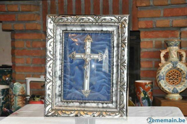 crucifix dans cadre bombe rectangulaire argenté