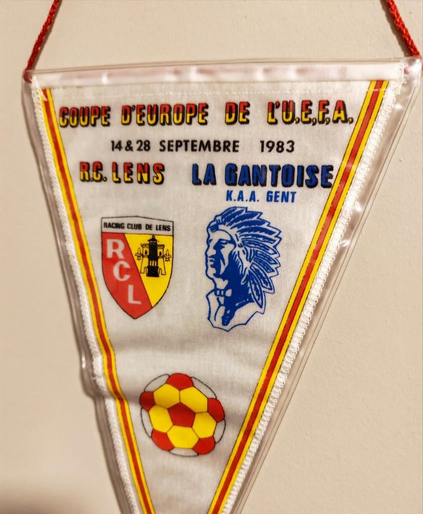 KAA Gent Racing Club de Lens 1983 sublieme vintage vaandel, Ophalen of Verzenden, Zo goed als nieuw