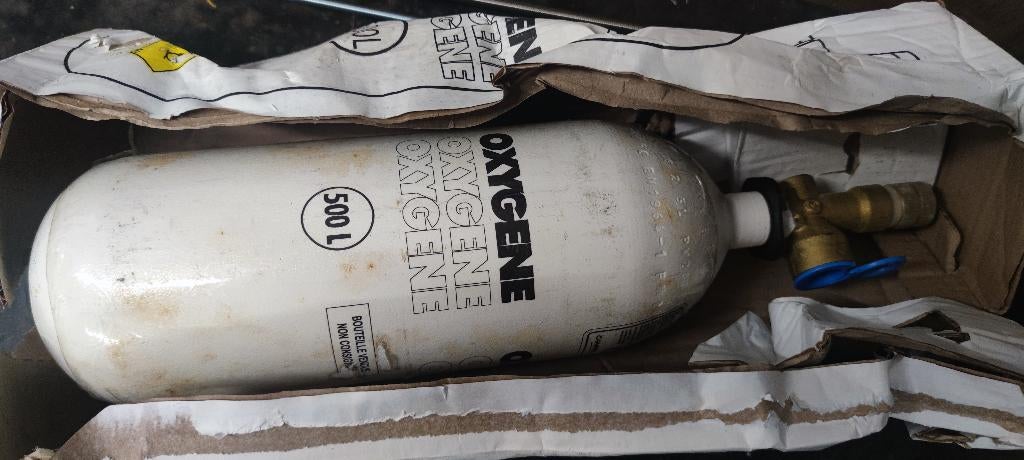 Bouteille d' Oxygène, Divers, Enlèvement