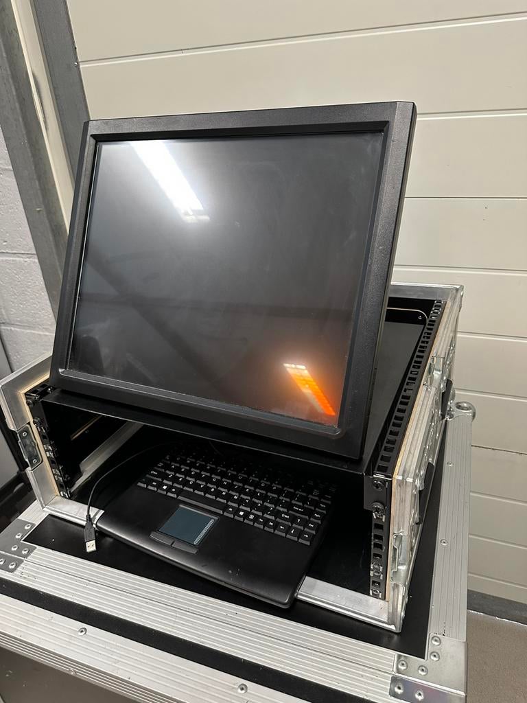 Lcd scherm in flightcase en met toetenbord, Ophalen, Zo goed als nieuw