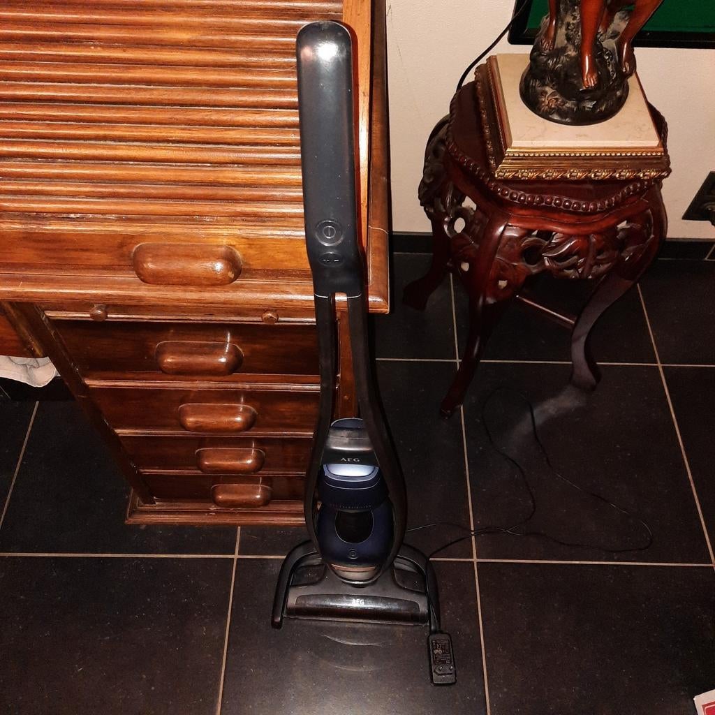 Aspirateur AEG. Rechargeable. Des filtres comme neufs !, Electroménager, Enlèvement ou Envoi, Aspirateur