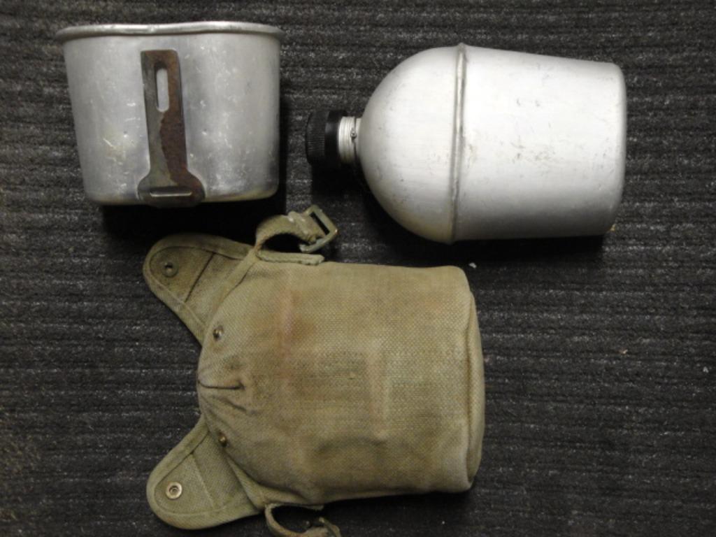 Gourde ALB 1951 avec quart de 1951 et housse, Collections, Enlèvement ou Envoi, Armée de terre