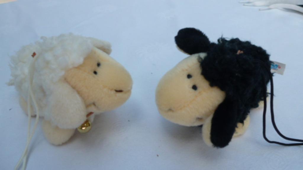 mouton noir et blanc avec boucle pour accrocher, Enfants & Bébés, Enlèvement ou Envoi, Neuf, Autres types