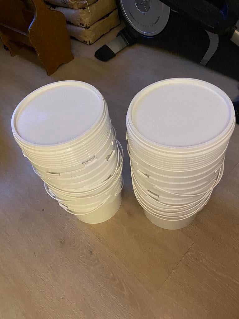 5 L emmers met afsluitbaar deksel, Huis en Inrichting, Emmers, Ophalen, Zo goed als nieuw
