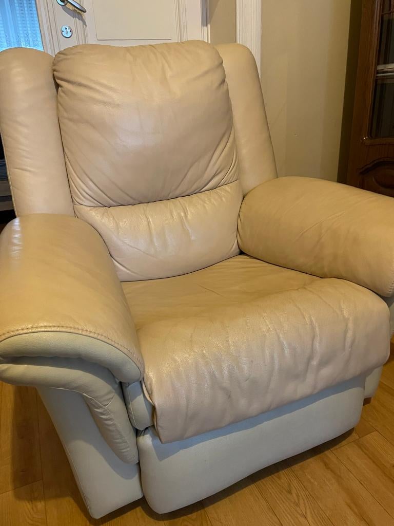 Fauteuil relax / inclinable en cuir beige, Huis en Inrichting, Fauteuils, Gebruikt, Leer, 100 tot 125 cm, 75 tot 100 cm, Ophalen