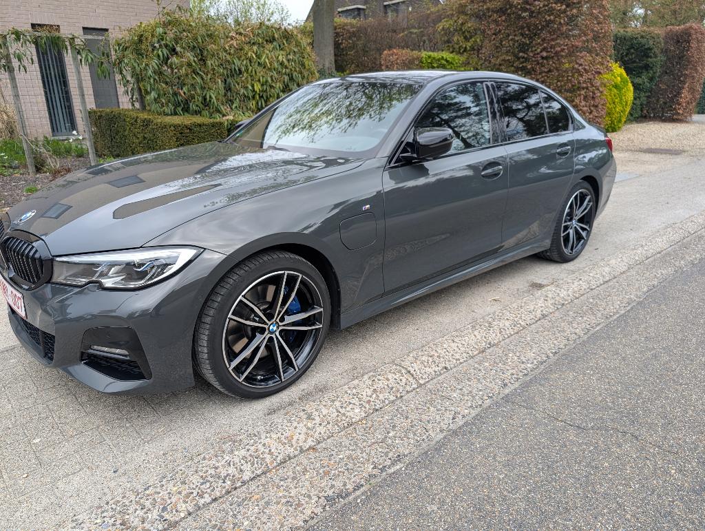 BMW 330e M sport pakket + wintervelgen & banden, Autos, BMW, Argent ou Gris, Achat, Entretenue par le concessionnaire, Noir