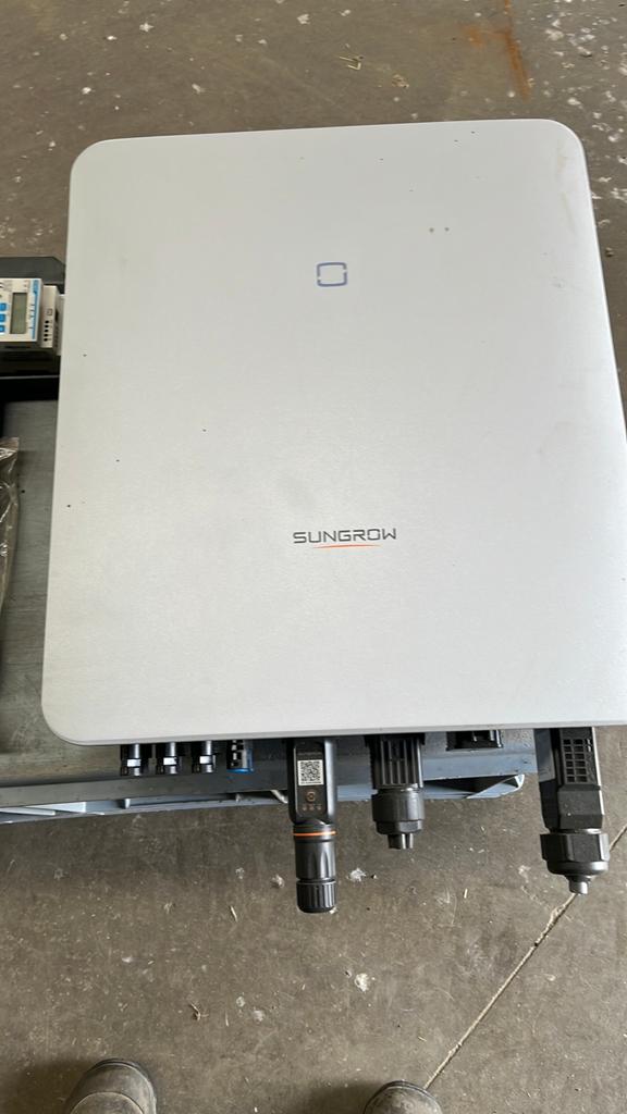 Hybride omvormer sungrow, Doe-het-zelf en Bouw, Elektriciteit en Kabels, Ophalen, Zo goed als nieuw