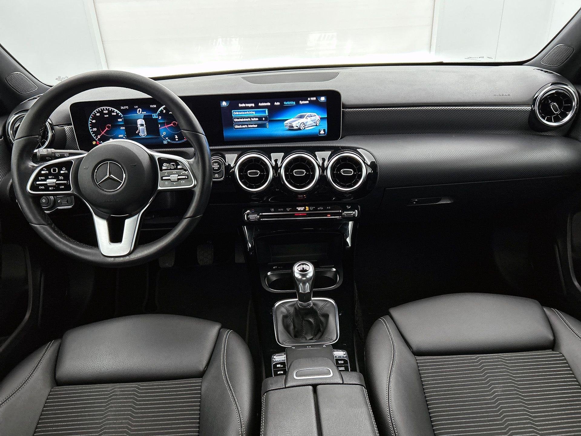 Mercedes-Benz A-Klasse 200 Hatchback Luxury Line | Verwarmde, Autos, Mercedes-Benz, 1355 kg, Achat, Euro 6, Entreprise