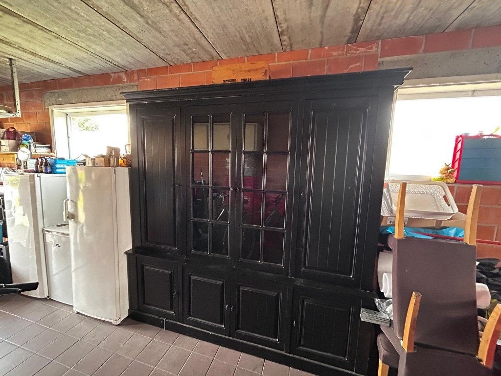 Grote zwarte landelijke vitrinekast, Huis en Inrichting, Kasten | Vitrinekasten, Ophalen, Gebruikt, Met deur(en), 200 cm of meer