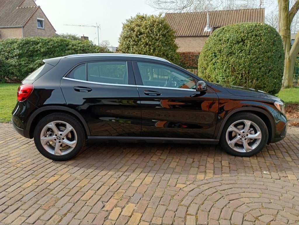 Mercedes Benz GLA 180 benzine automaat, Auto's, Automaat, Zwart, Zwart, Trekhaak