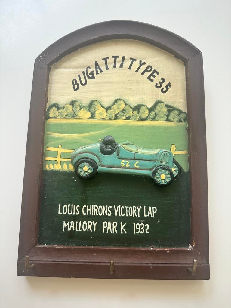 Houten wandkapstok: Bugatti Type 35 reliëfafbeelding, Ophalen, Gebruikt, Auto's