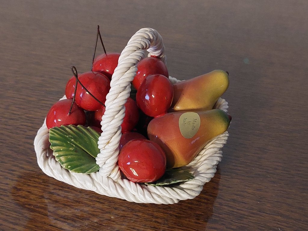 Decoratief stenen mandje met kersen en peren, Ophalen