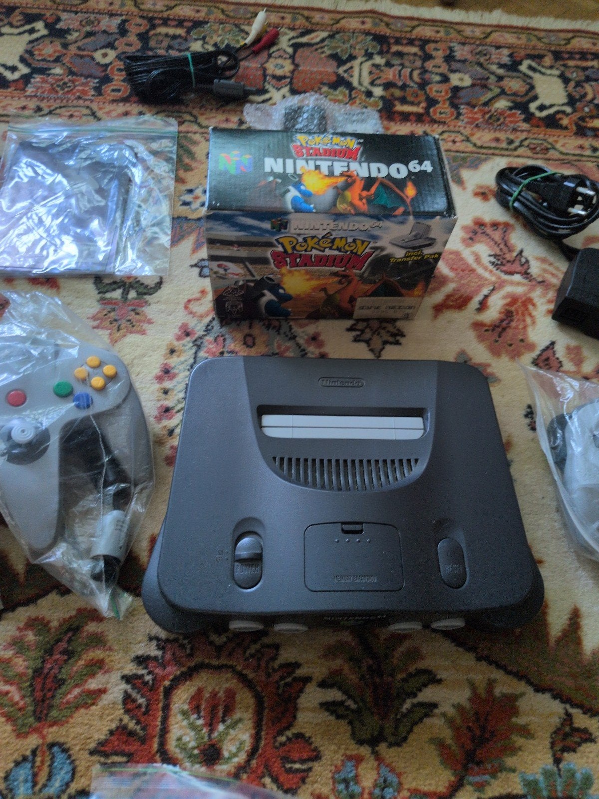 NITENDO64 + 2CONTROLLERS+ POKEMON STADIUM + ORIGINELE KABELS, Ophalen, Zo goed als nieuw, Met 2 controllers, Met games