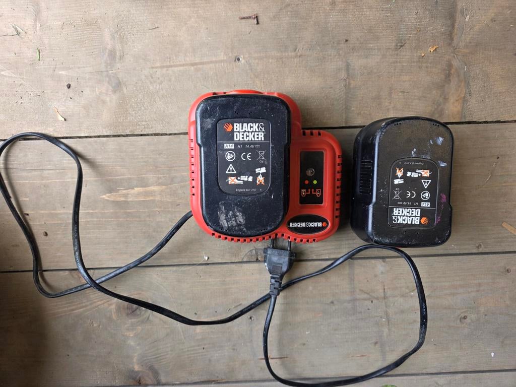 Black & Decker 14.4V 2 accu's (AT4 type) en oplader, Doe-het-zelf en Bouw, Ophalen