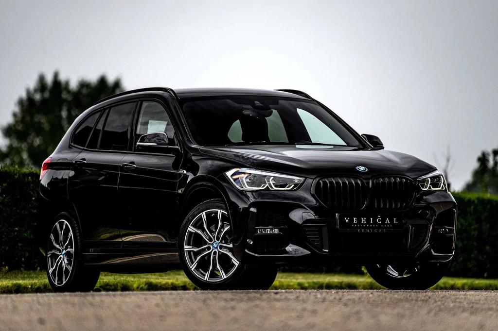 BMW X1 xDrive25e M Sport|CAMERA|HARMANKARDON|HEADUP|CARPL, Auto's, BMW, Gebruikt, 1820 kg, Zwart, Bedrijf