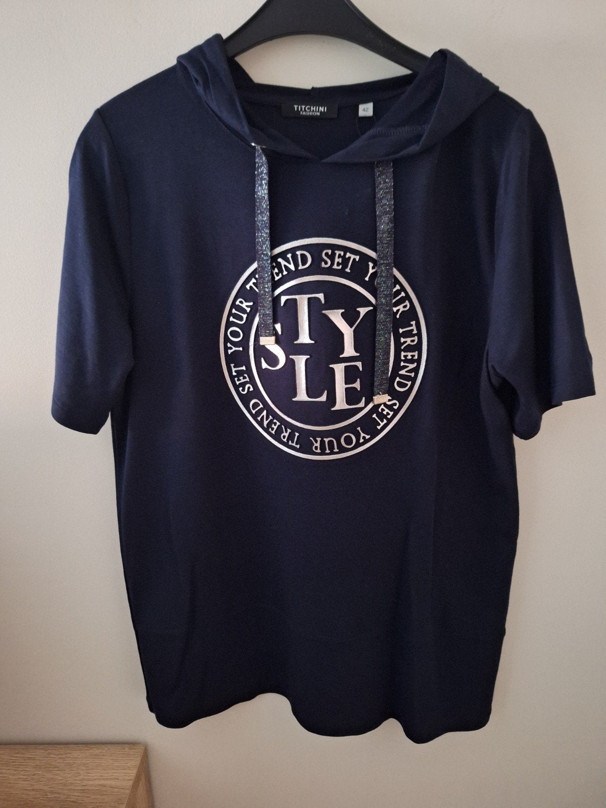 nieuw tshirt medium met kap, Kleding | Dames, T-shirts, Ophalen of Verzenden, Nieuw, Blauw, Korte mouw