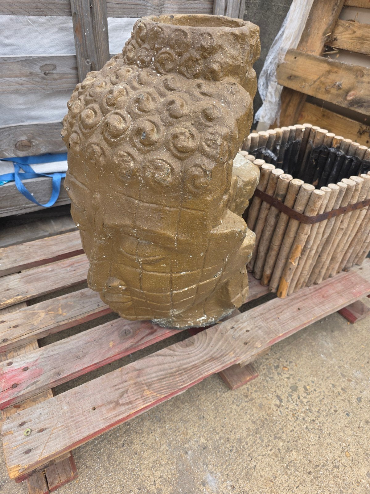Betonnen boudha ..., Enlèvement