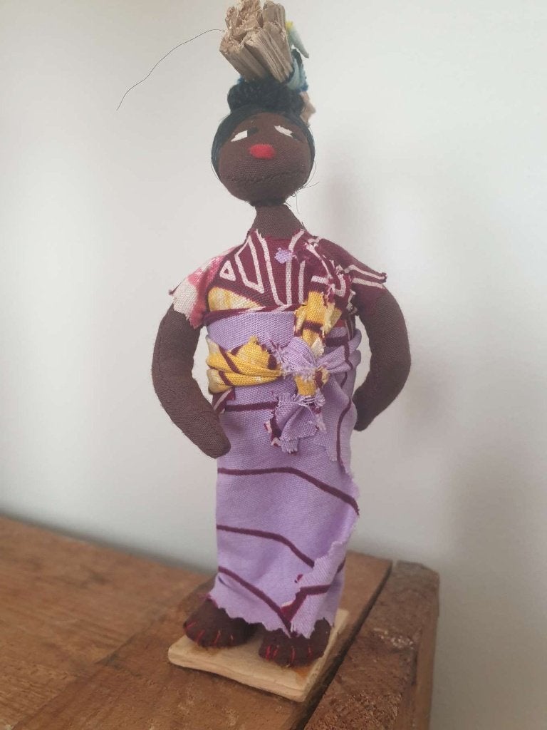 Poupée congolaise d'une femme avec un enfant sur le dos, Enlèvement