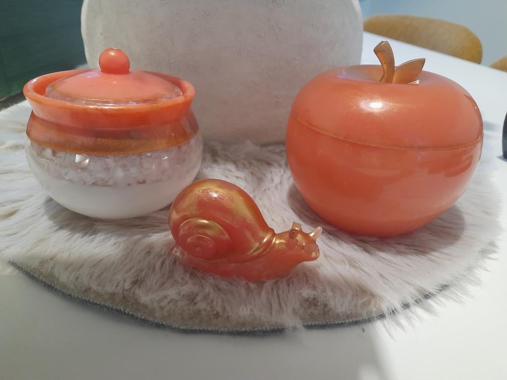 Handgemaakte decoratie in epoxy  potjes en slakje, Ophalen, Decoratie