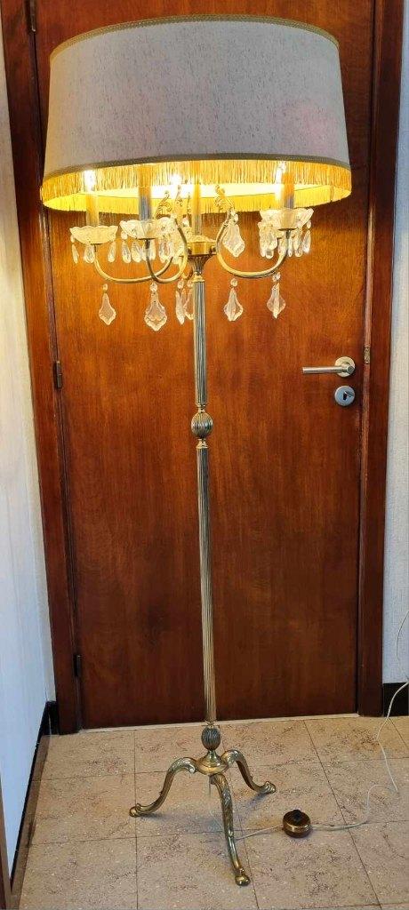 Staanlamp met koperen voet en glazen parels., Antiek en Kunst, Ophalen, Koper