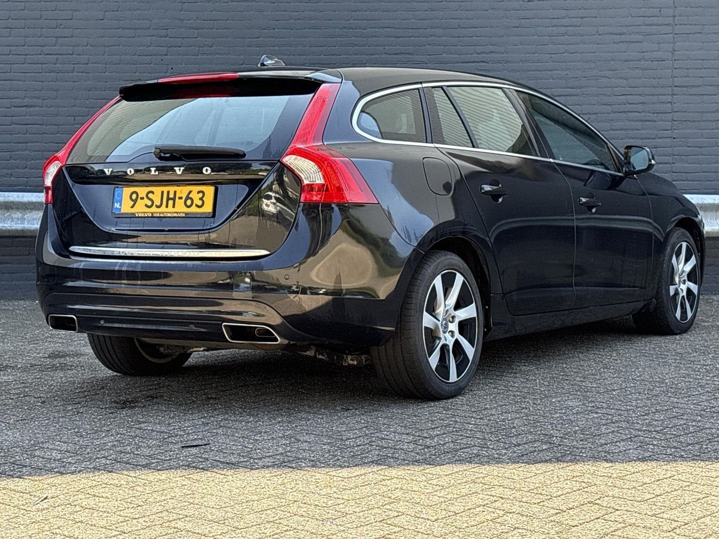 Volvo V60 2.4 D6 AWD Plug-In Hybrid Summum | Leder | Navi |, Auto's, Volvo, Automaat, 48 g/km, Zwart, Break