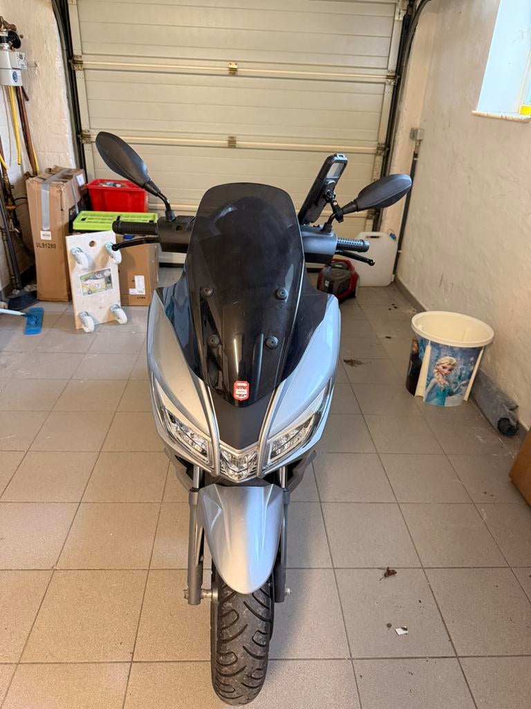 Aprilla sxr 50, Fietsen en Brommers, Ophalen, Zo goed als nieuw