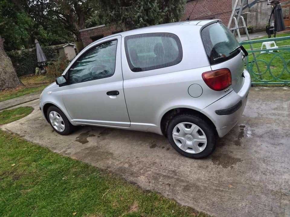 Toyota yaris 1000 vvti essence/ climatisation, Auto's, Voorwielaandrijving, Stof, Grijs, Particulier