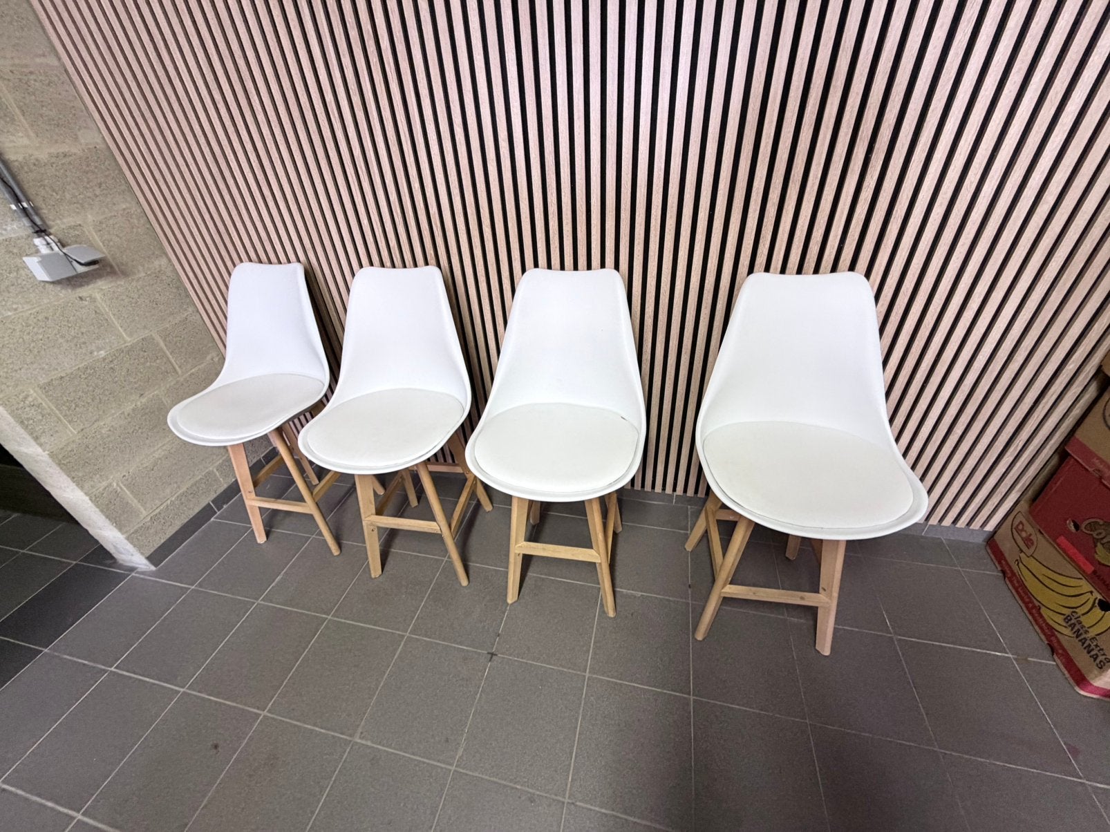 Lot de 4 tabourets hauts blancs – assise 65 cm, Avec repose-pieds, 4 tabourets, Enlèvement, Utilisé