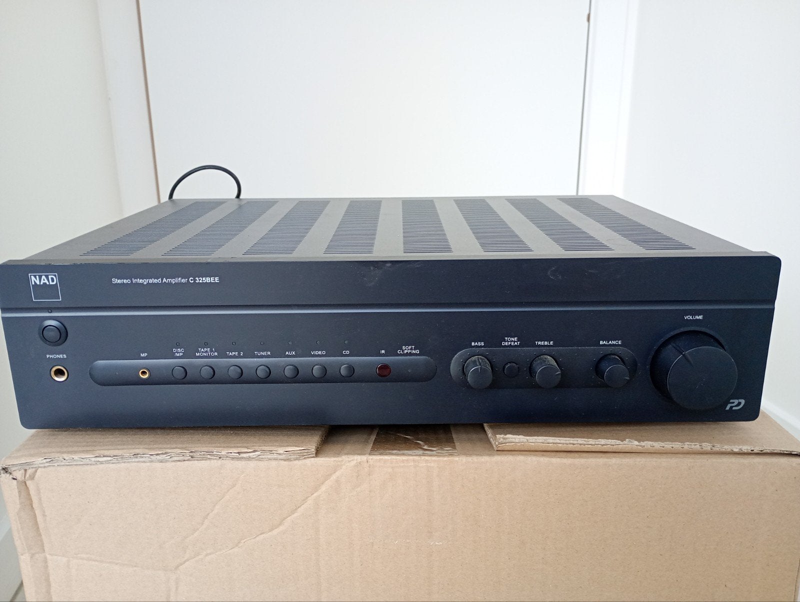NAD C325BEEE amplifier - up to 210W, Audio, Tv en Foto, Versterkers en Ontvangers, Ophalen of Verzenden
