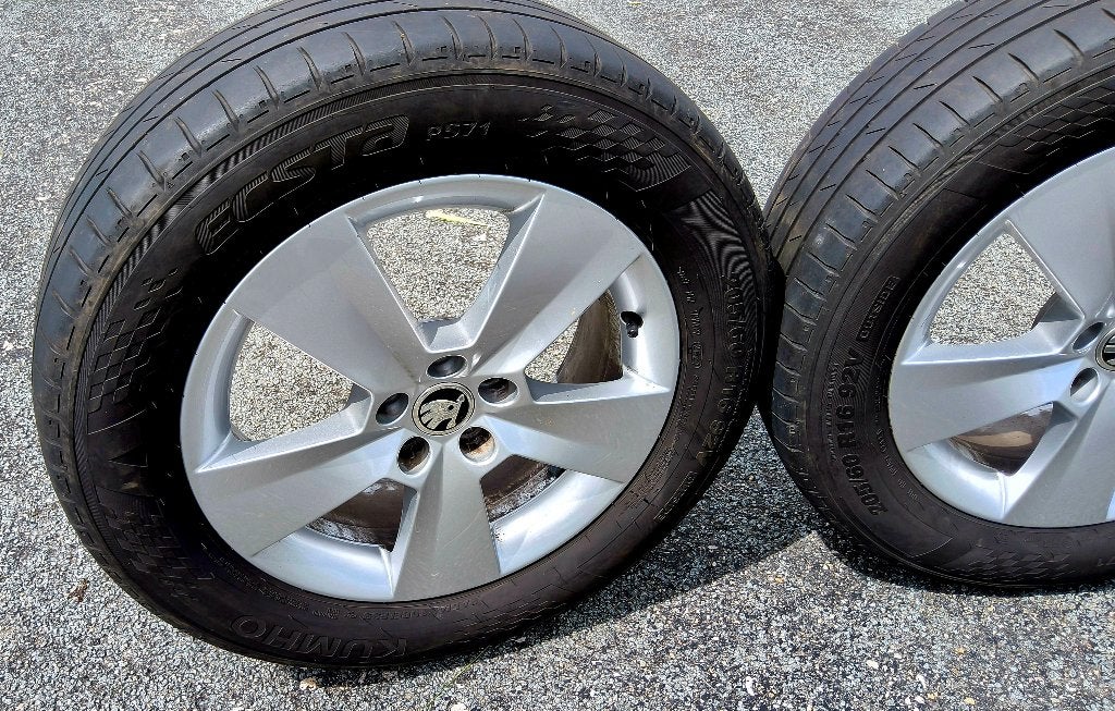 4 pneus été 205/60-16 sur jantes alu originales Skoda, Ophalen, Gebruikt, 16 inch, Banden en Velgen