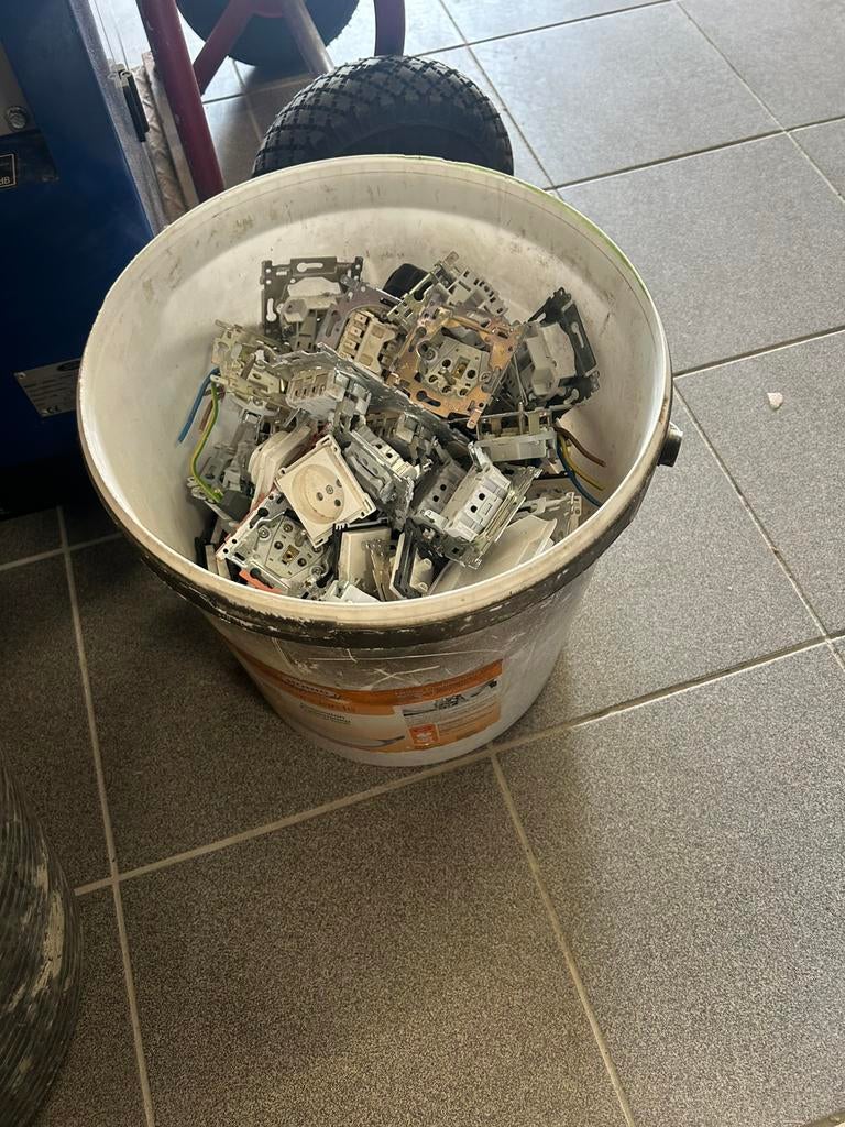 Lot schakelaars en stopkontacten met afdekplaatjes, Doe-het-zelf en Bouw, Elektriciteit en Kabels, Ophalen, Gebruikt