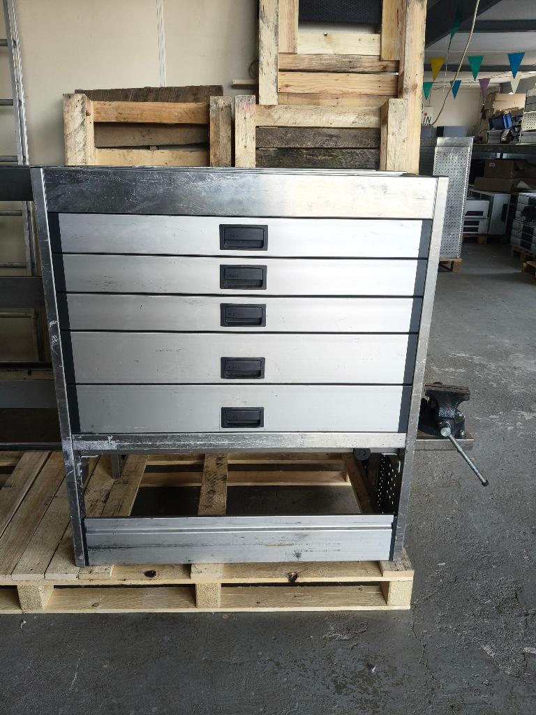 Aluca kast (2497) L 130 B 33 H 115 €649, Ophalen, Zo goed als nieuw